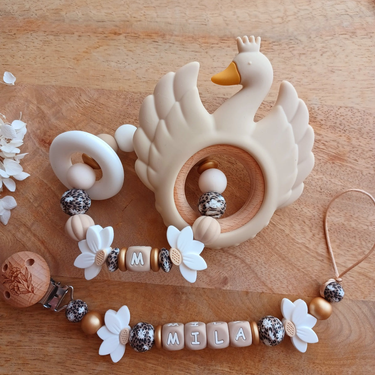 Attache Tétine Personnalisée Bébé – Fleur de Lotus et Perles Imprimés Félines | Cadeau Naissance. Mila