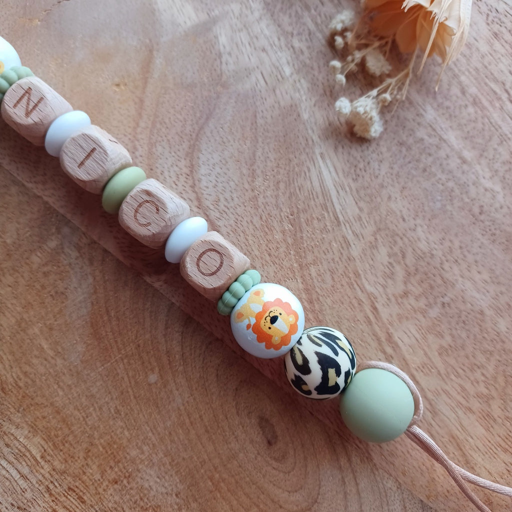 Attache tétine saphari, lion, silicone, bois. Nico