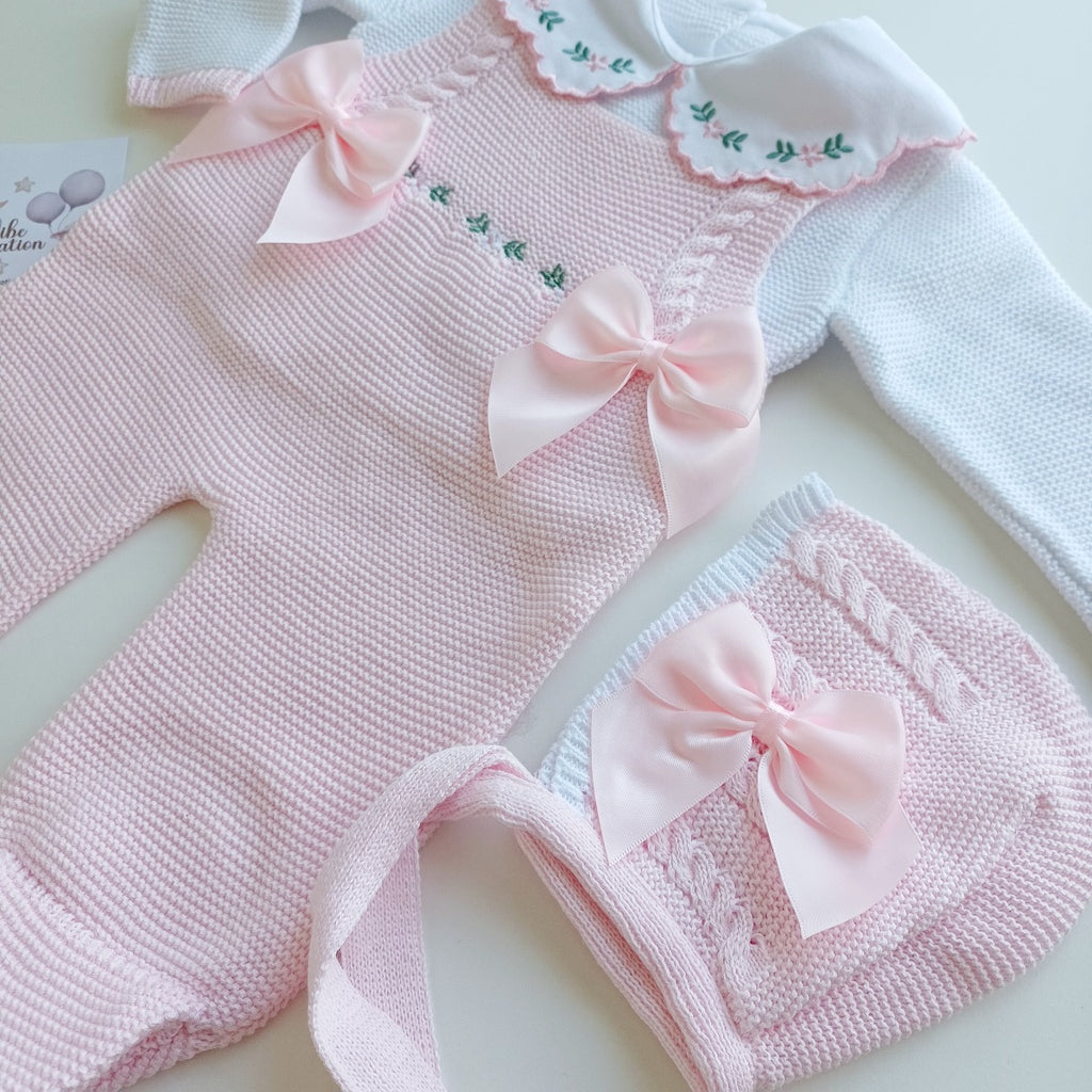 Ensemble Personnalisable salopette longue, pull et bonnet en maille pour bébé. Modèle Rose , Rose-blanc.