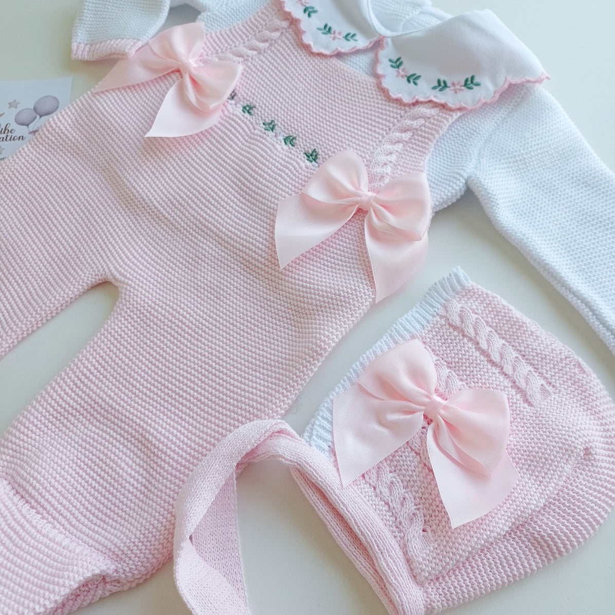 Ensemble Personnalisable salopette longue, pull et bonnet en maille pour bébé. Modèle Rose , Rose-blanc.