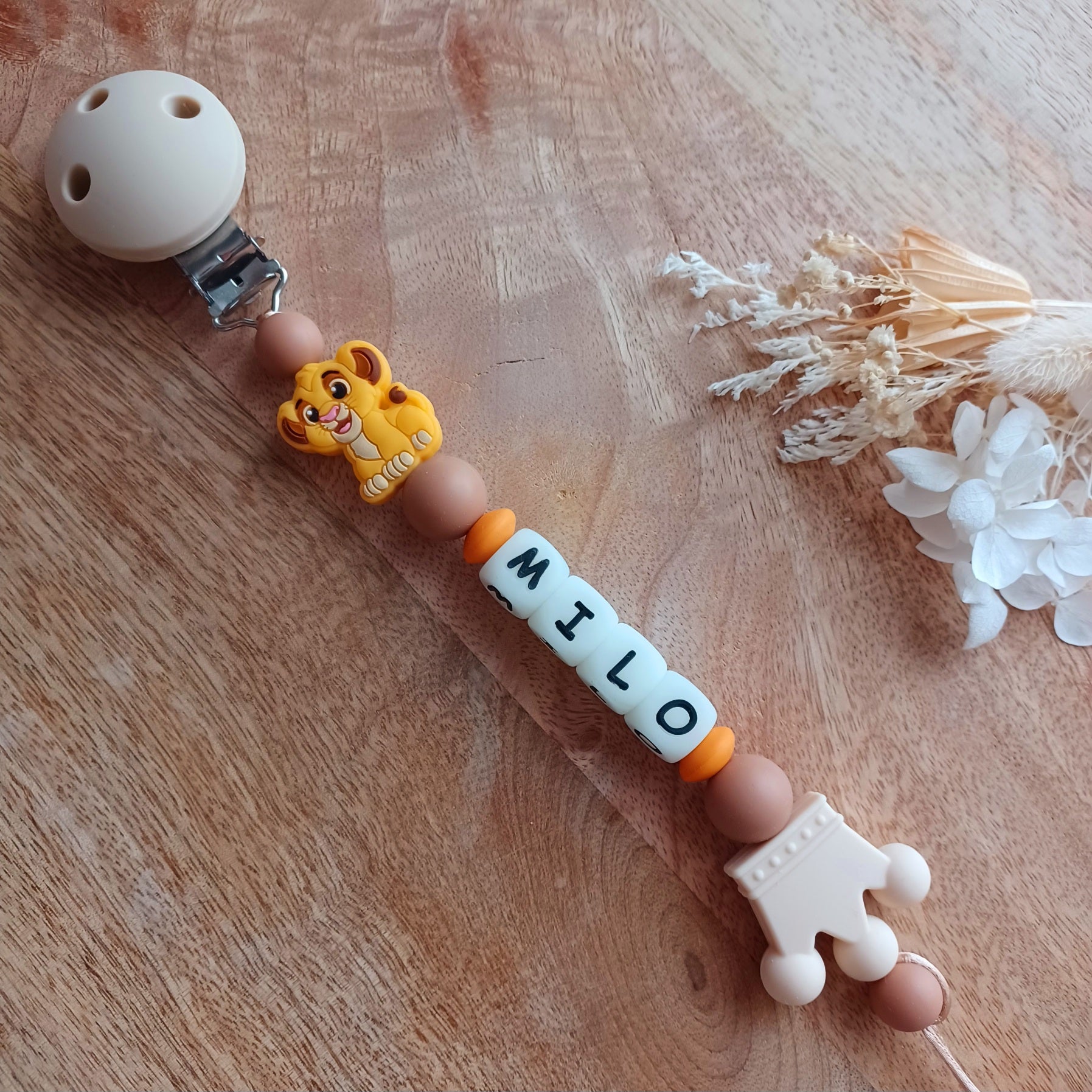 Attache tétine silicone, lion, blanc, marron, couronne. Milo