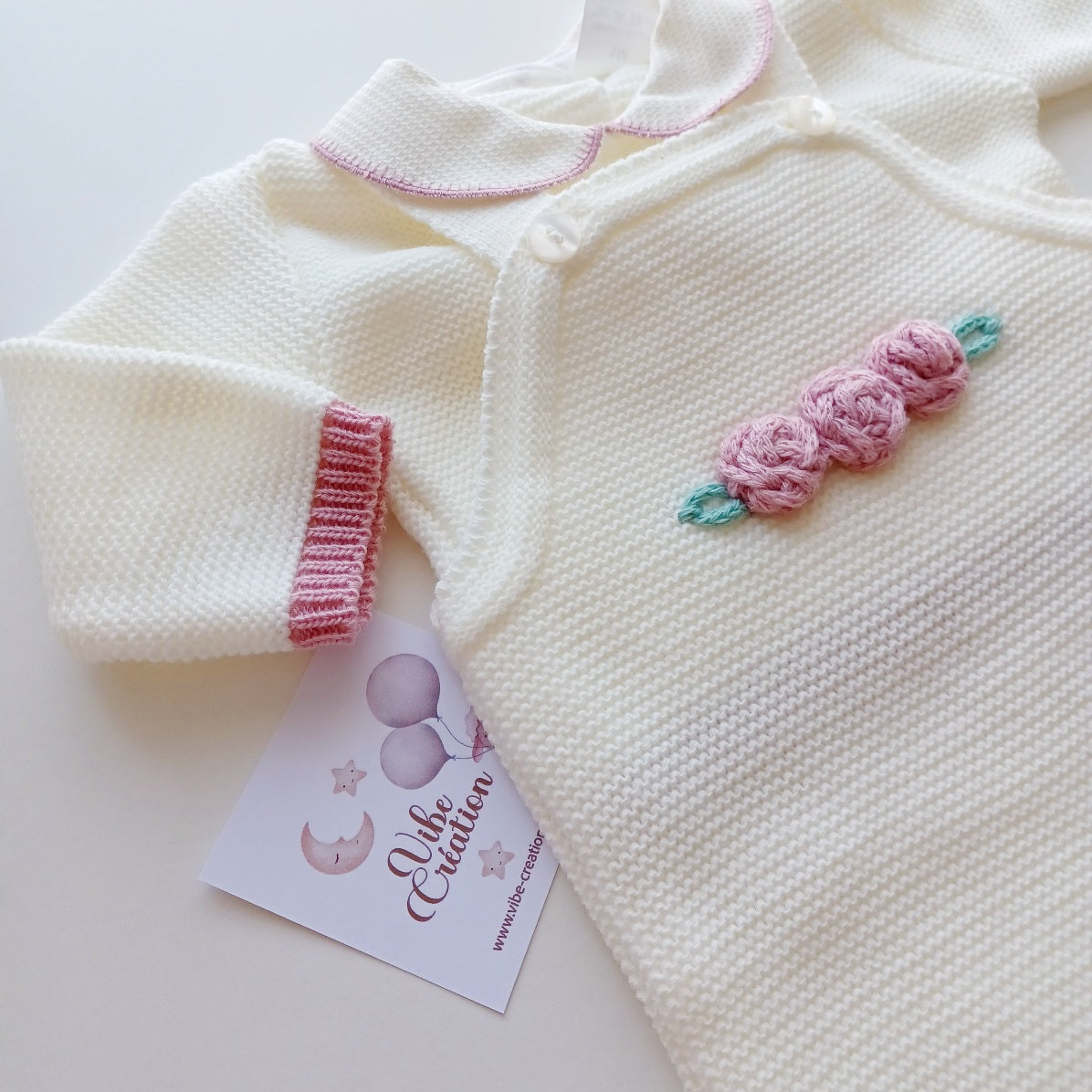 Ensemble Personnalisable salopette manches longues, pull et bonnet en maille pour bébé. Sarah Ivoire