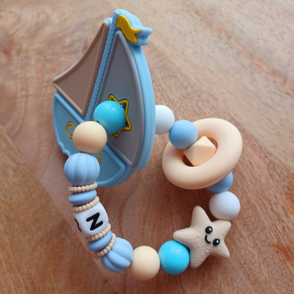 Attache Tétine et Anneau de Dentition Personnalisés Bateau Bleu – Silicone Alimentaire Bébé | Cadeau de Naissance Garçon. Noah