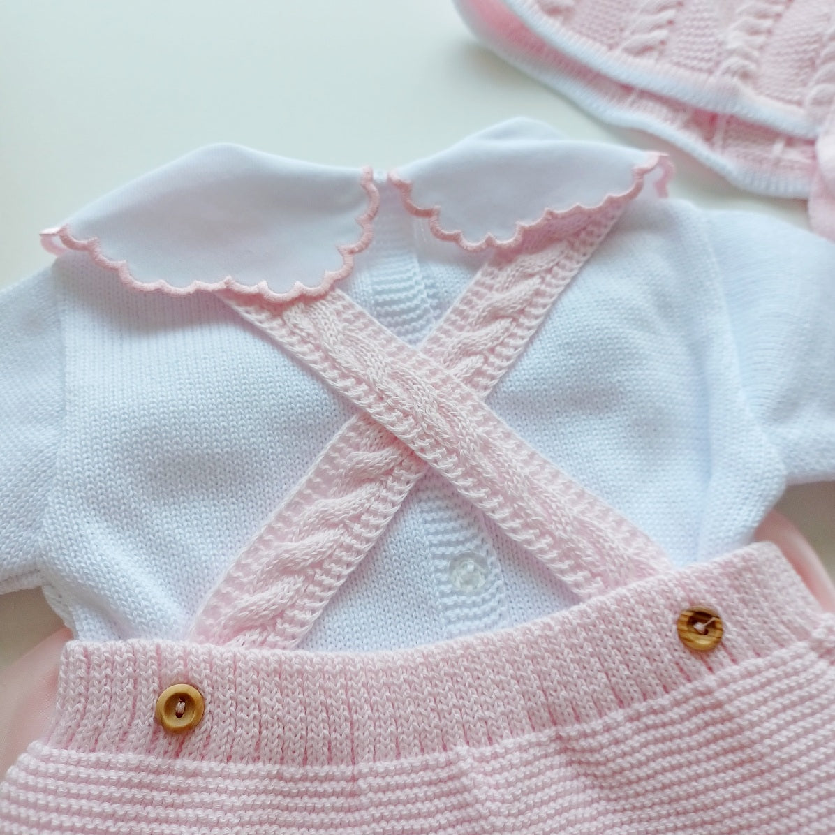 Ensemble Personnalisable salopette courte, pull et bonnet en maille pour bébé. Modèle Rose, Baby rose.
