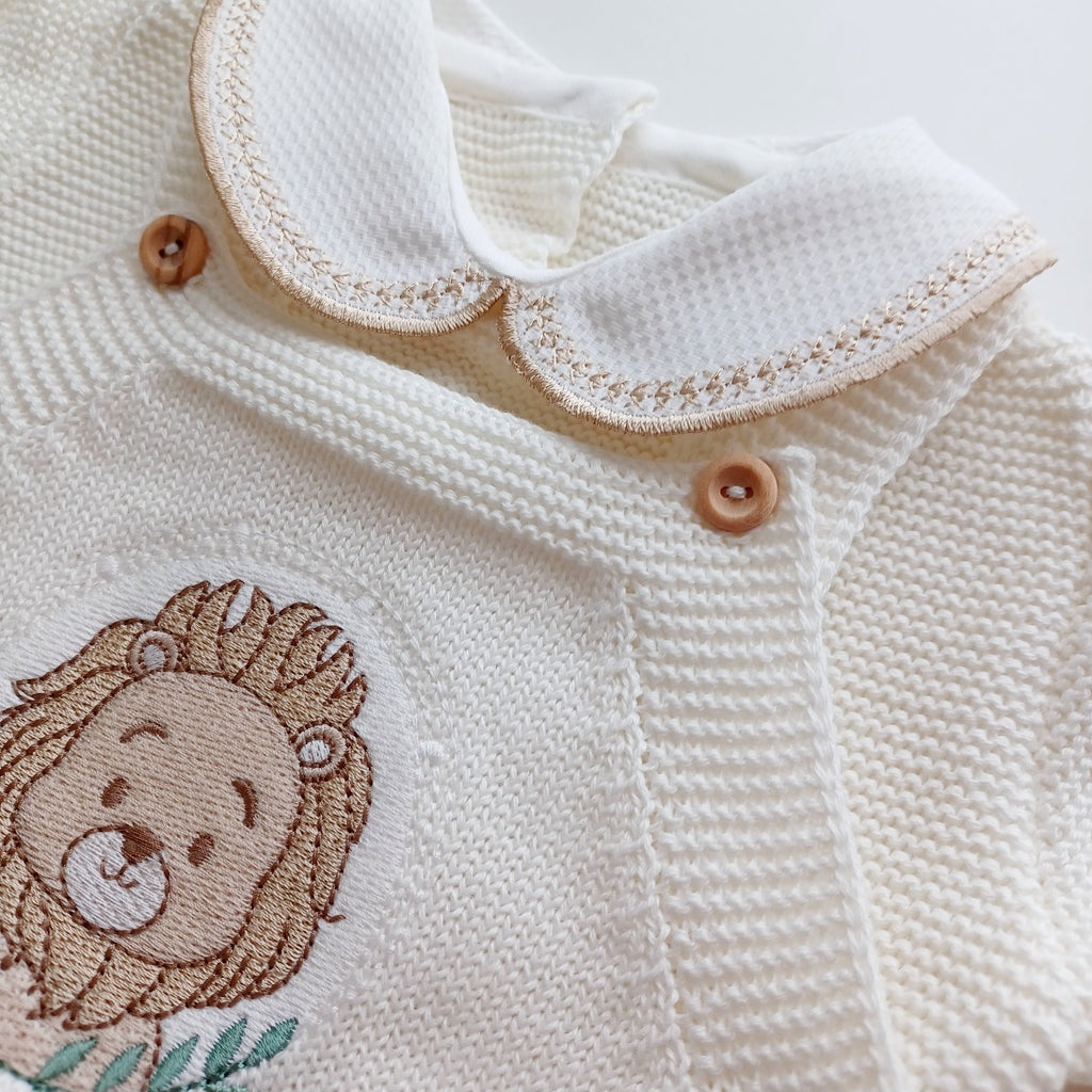Ensemble Personnalisable salopette longue, pull et bonnet en maille pour bébé. Modèle Léo, Lion Ivoire