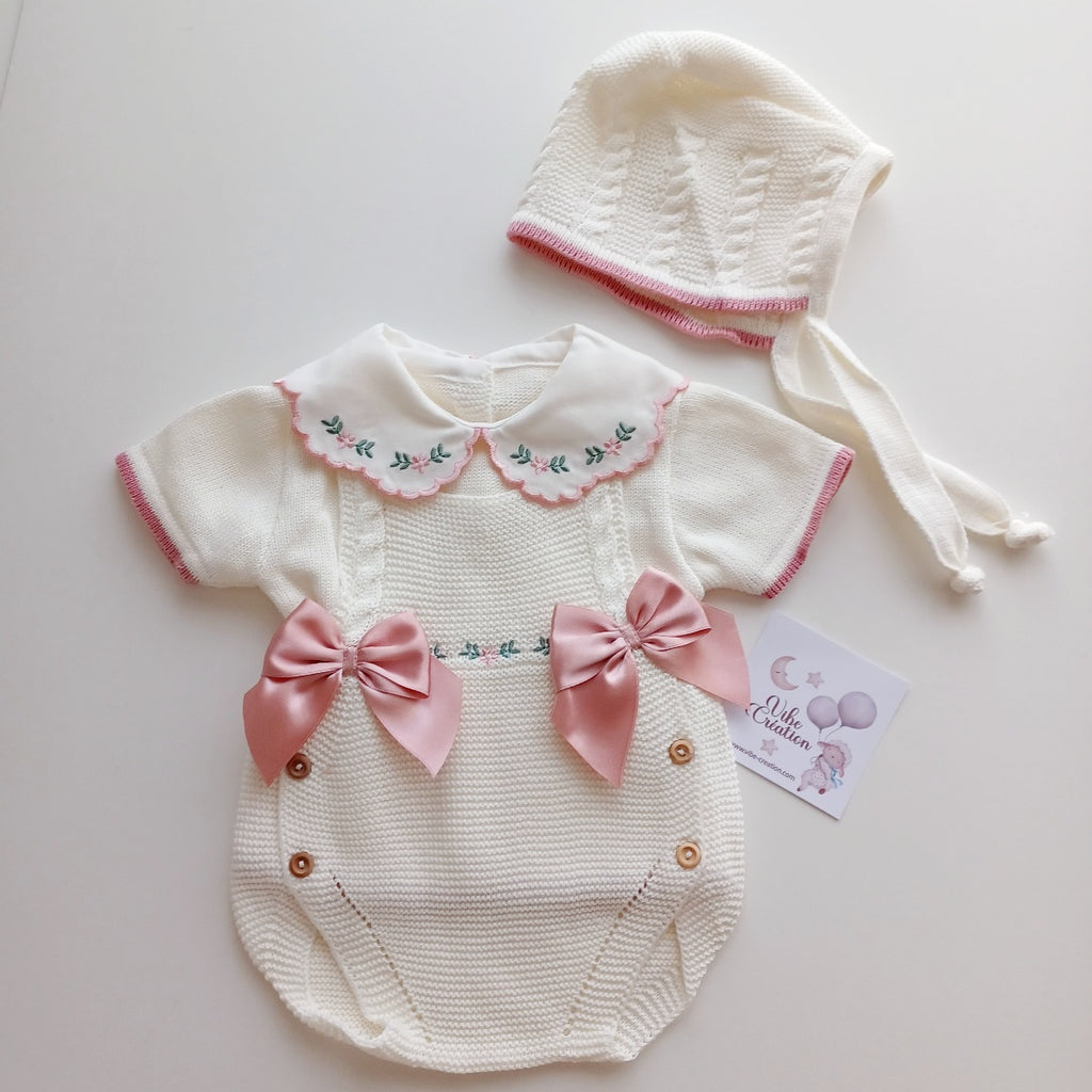 Ensemble Personnalisable salopette courte, pull et bonnet en maille pour bébé. Modèle Rose, Ivoire.