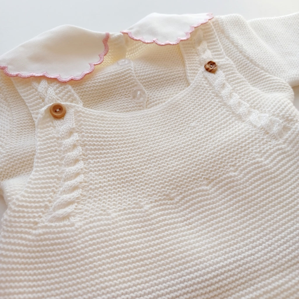 Ensemble Personnalisable salopette longue, pull et bonnet en maille pour bébé. Modèle Rose,  Ivoire- Rose poudré