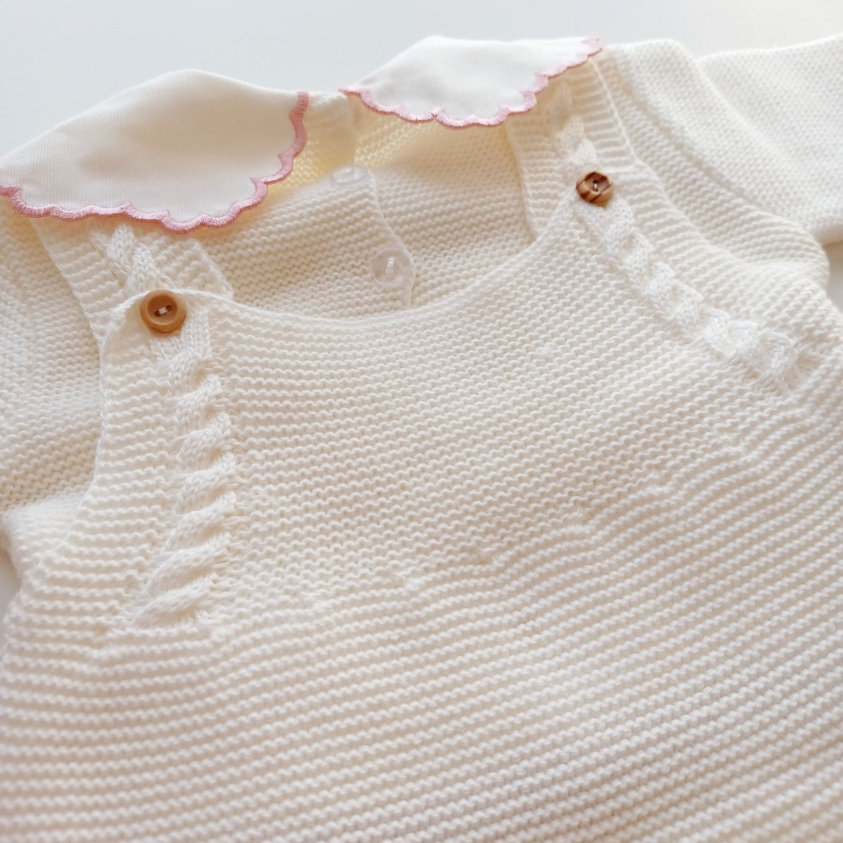 Ensemble Personnalisable salopette longue, pull et bonnet en maille pour bébé. Modèle Rose,  Ivoire- Rose poudré