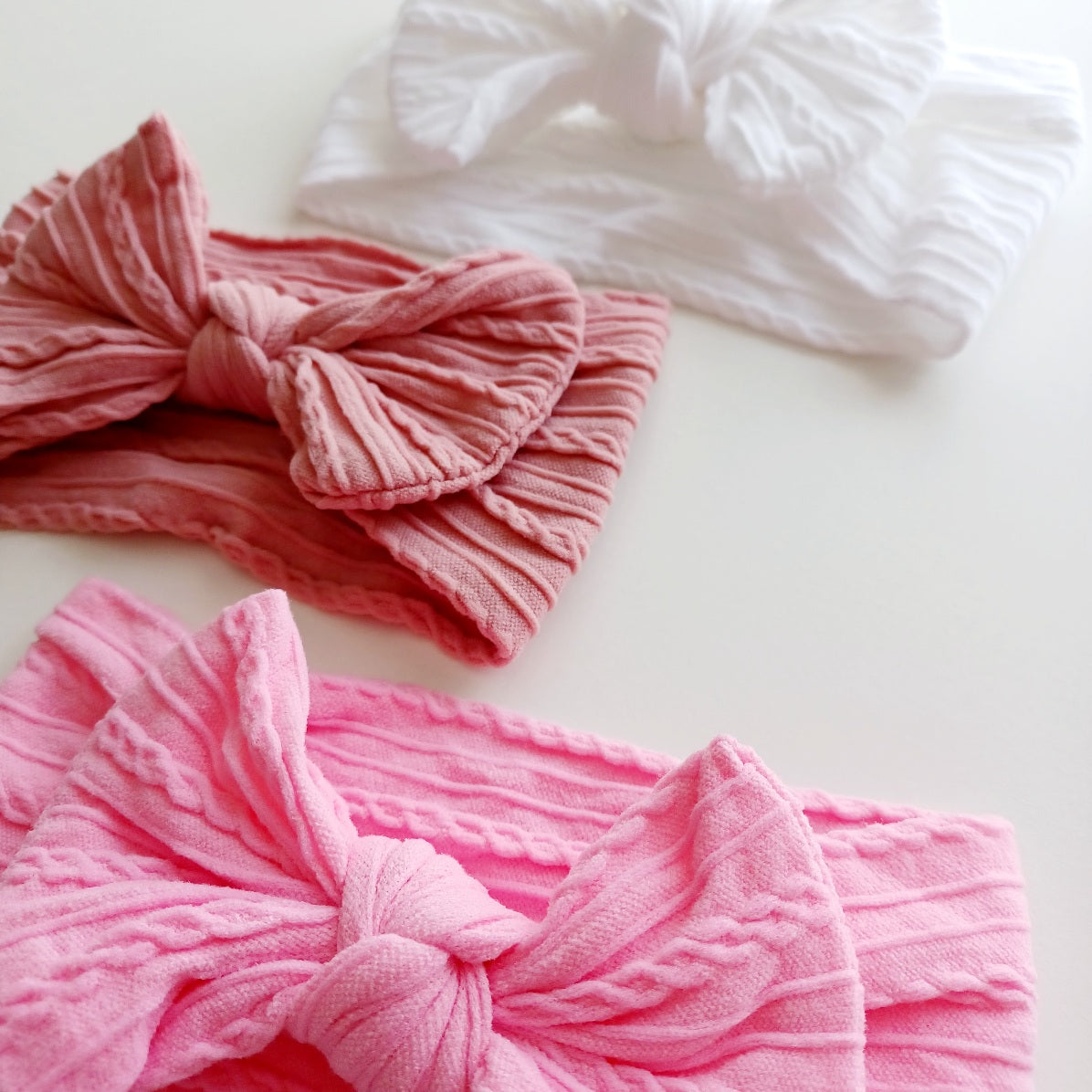 Bandeau bébé élastique avec nœud – Doux, extensible et confortable (Blanc, Rose, Rose Poudré)