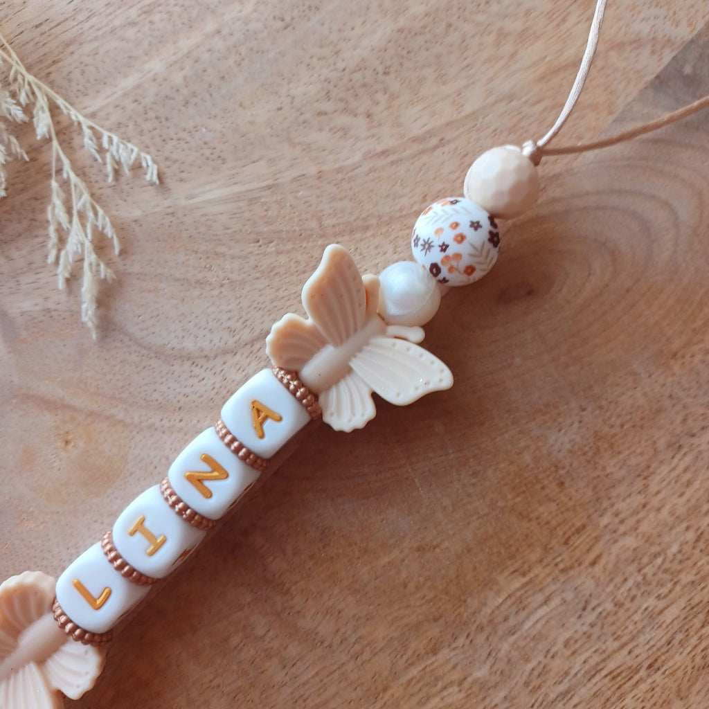 Attache tétine personnalisée bébé prénom Lina, clip sucette en silicone avec papillons, perles fleuries et style bohème chic