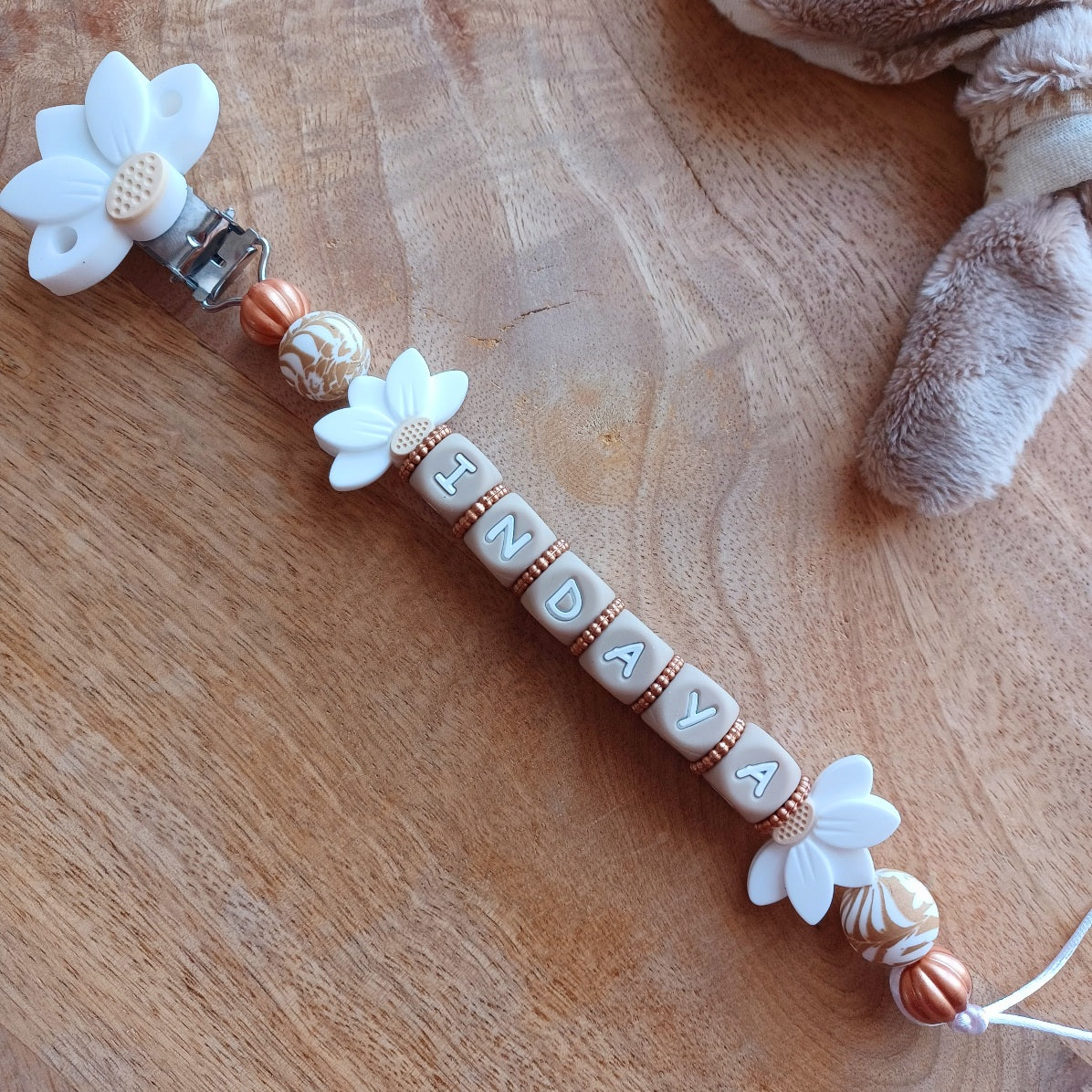 Attache tétine silicone perles imprimées, cadeau naissance, Lotus Taupe-blanc. Indaya