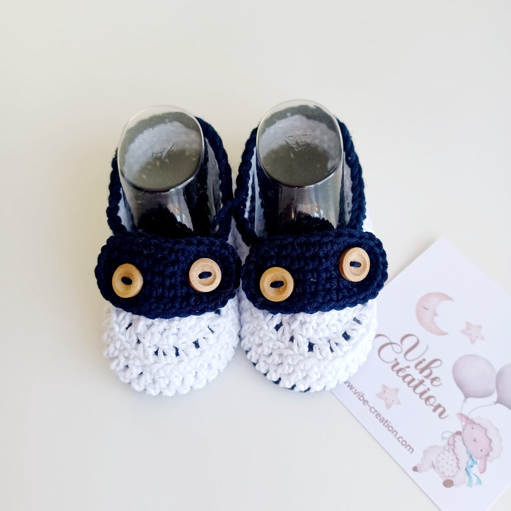Paire de Chaussons maille tricotée pour bébé, modèle Ryan, bleu marine-blanc.