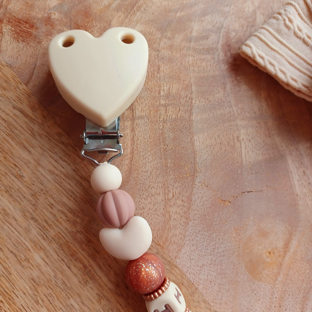 Attache-Tétine Personnalisée Prénom Bébé Beige avec Ourson en Silicone. Inaya
