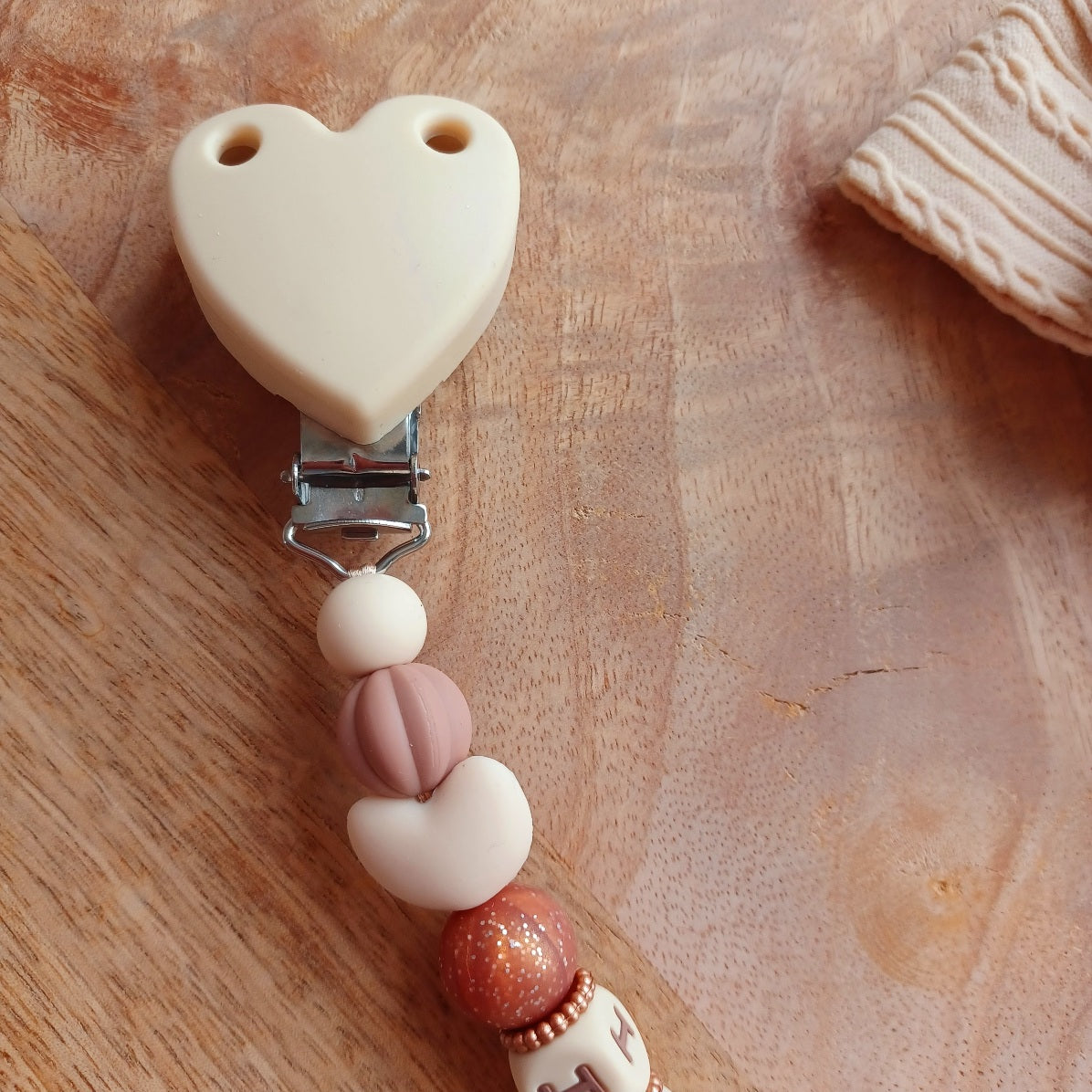 Attache-Tétine Personnalisée Prénom Bébé Beige avec Ourson en Silicone. Inaya
