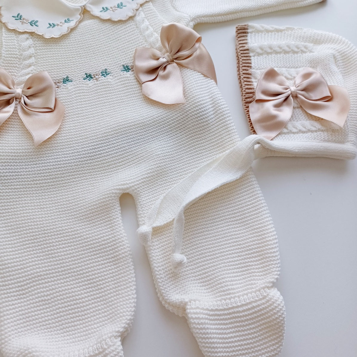 Ensemble Personnalisable salopette longue, pull et bonnet en maille pour bébé. Rose Ivoire-Camel