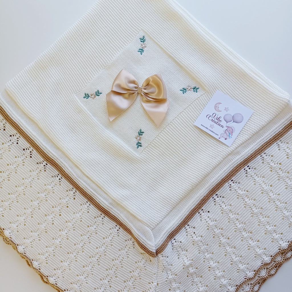 Couverture bébé tricot coton, personnalisable. Modèle Rose, Couleur Ivoire-Camel