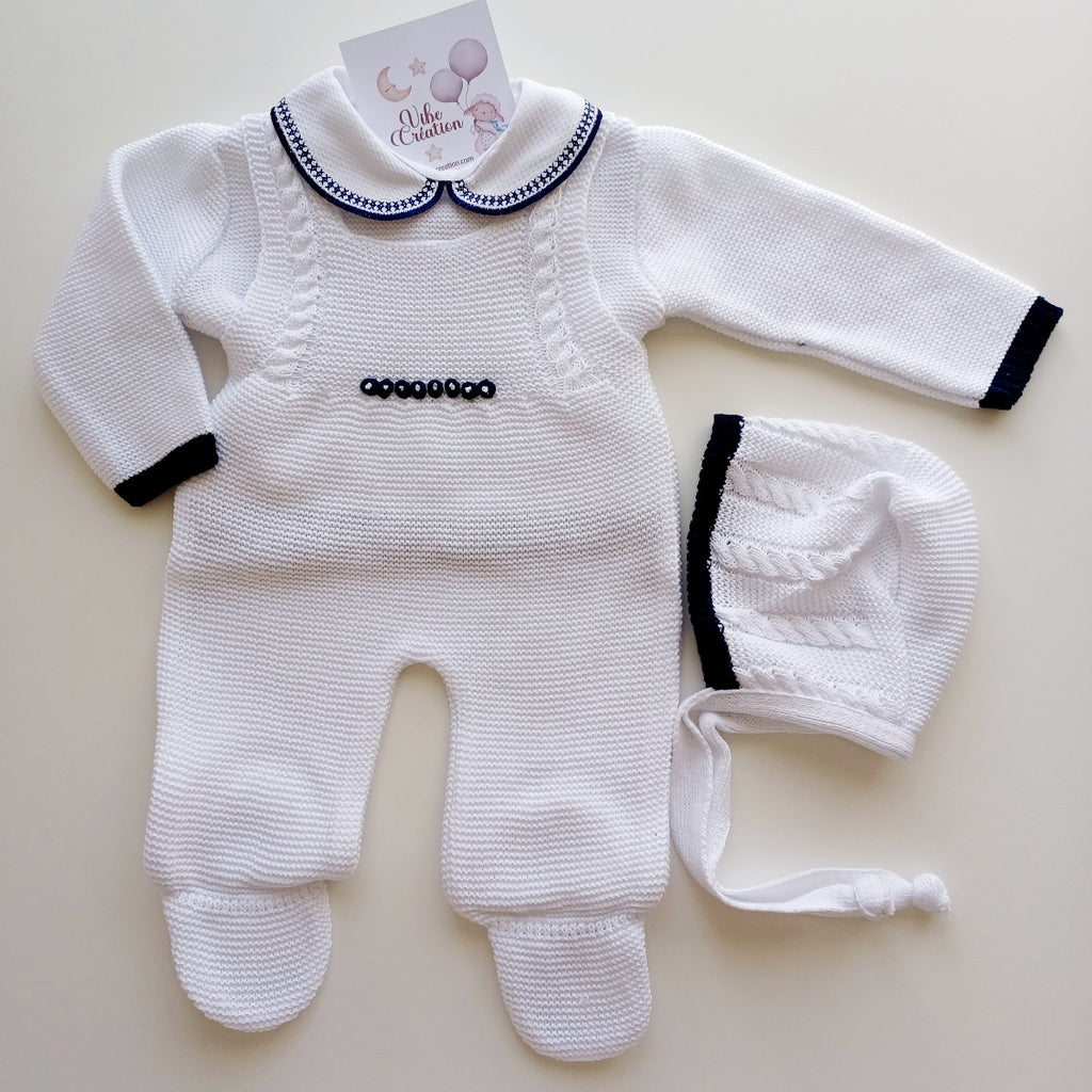 Ensemble Personnalisable salopette longue, pull et bonnet en maille pour bébé. Tony, Blanc-Bleu Marine