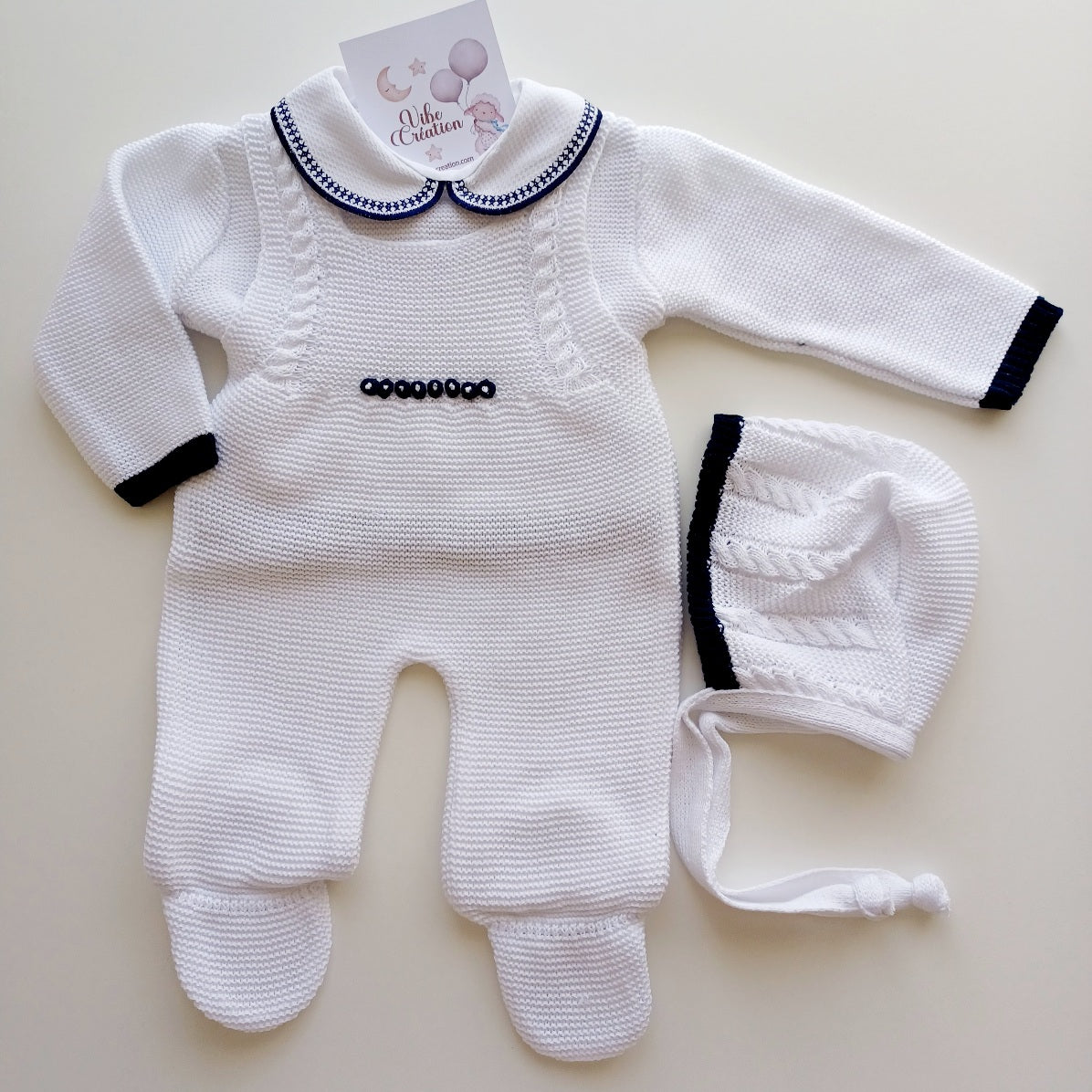 Ensemble Personnalisable salopette longue, pull et bonnet en maille pour bébé. Tony, Blanc-Bleu Marine