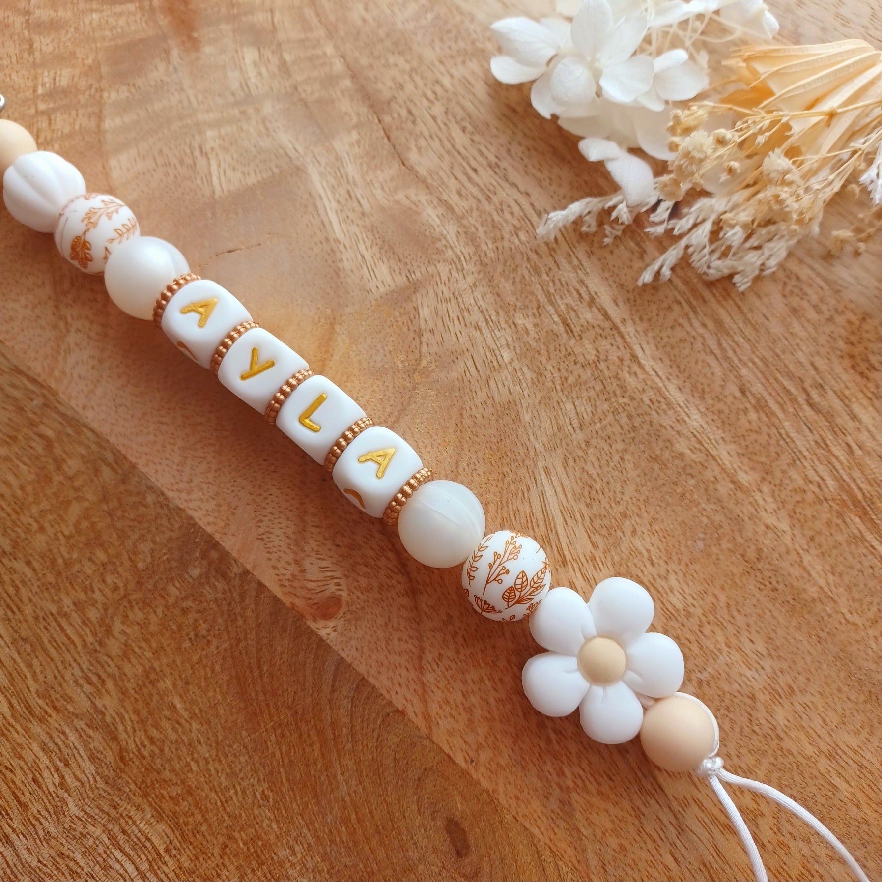 Attache tétine silicone, Fleur blanc, crème. Ayla