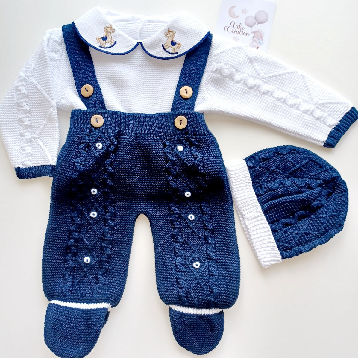 Ensemble Personnalisable salopette longue, pull et bonnet en maille pour bébé. Noah, Cheval bleu marine