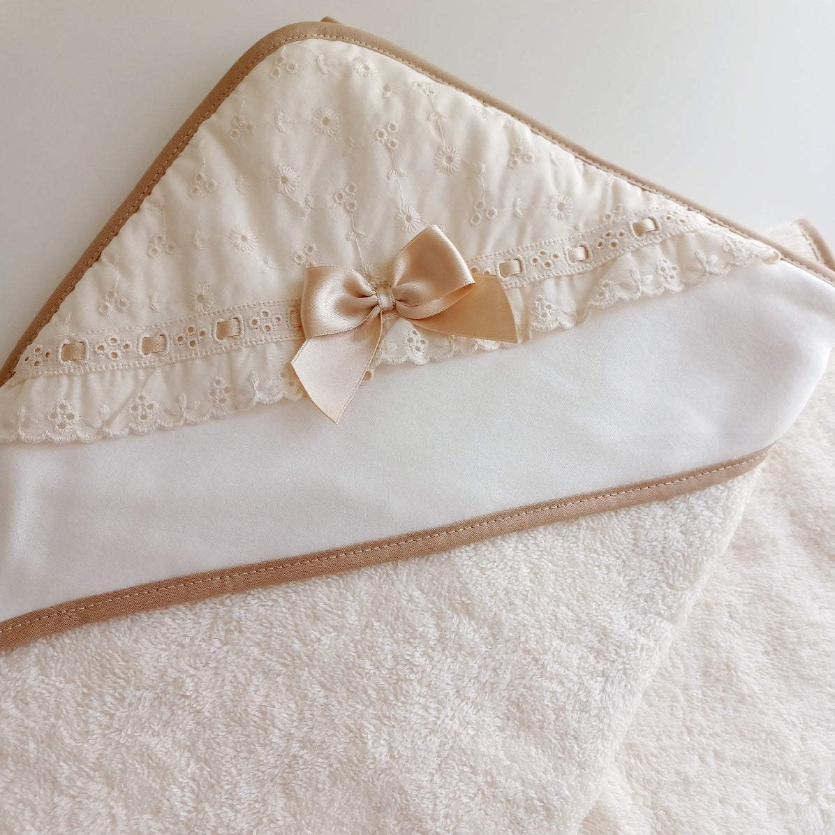 Cape de Bain Personnalisable avec le prénom du bébé. Modèle Emma