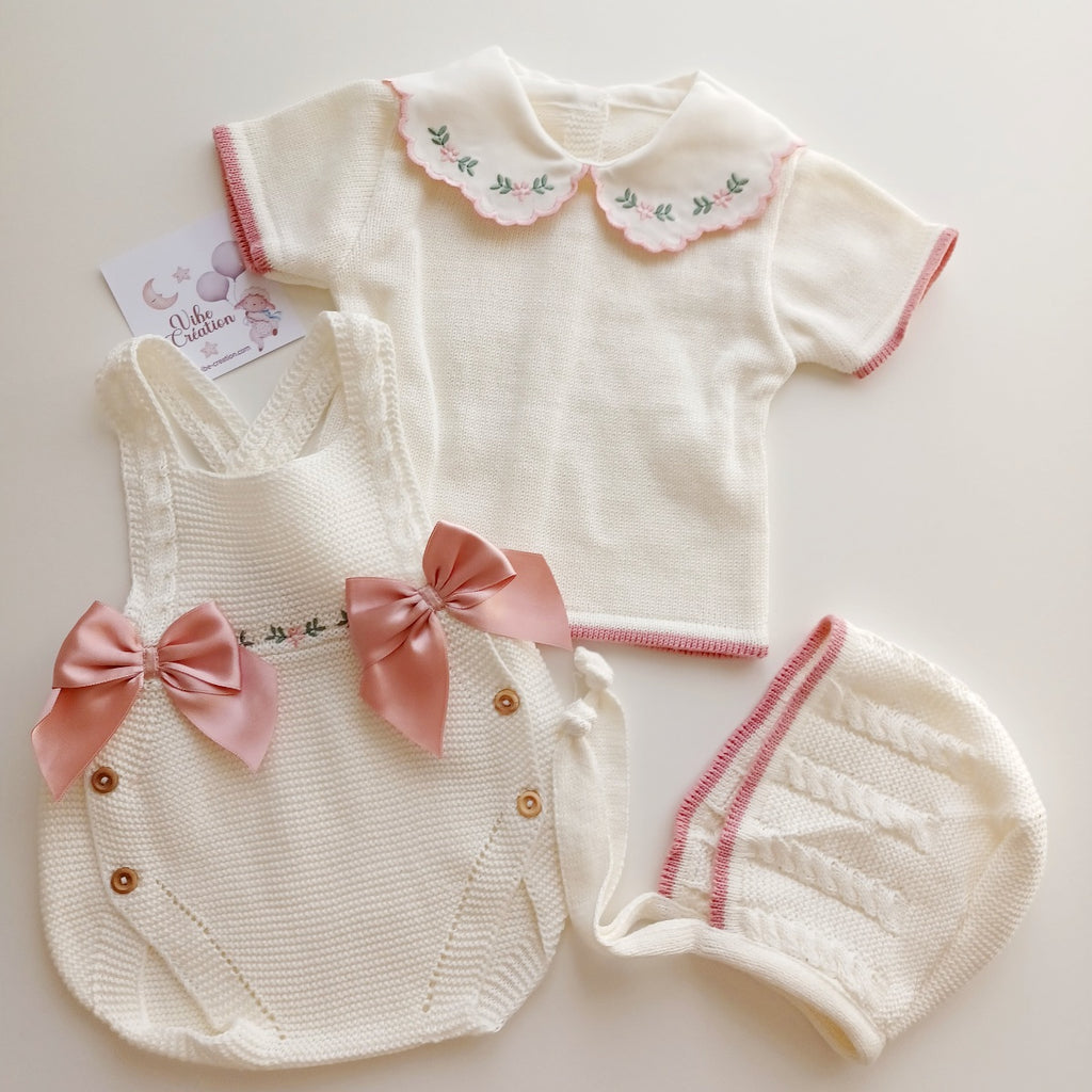 Ensemble Personnalisable salopette courte, pull et bonnet en maille pour bébé. Modèle Rose, Ivoire.