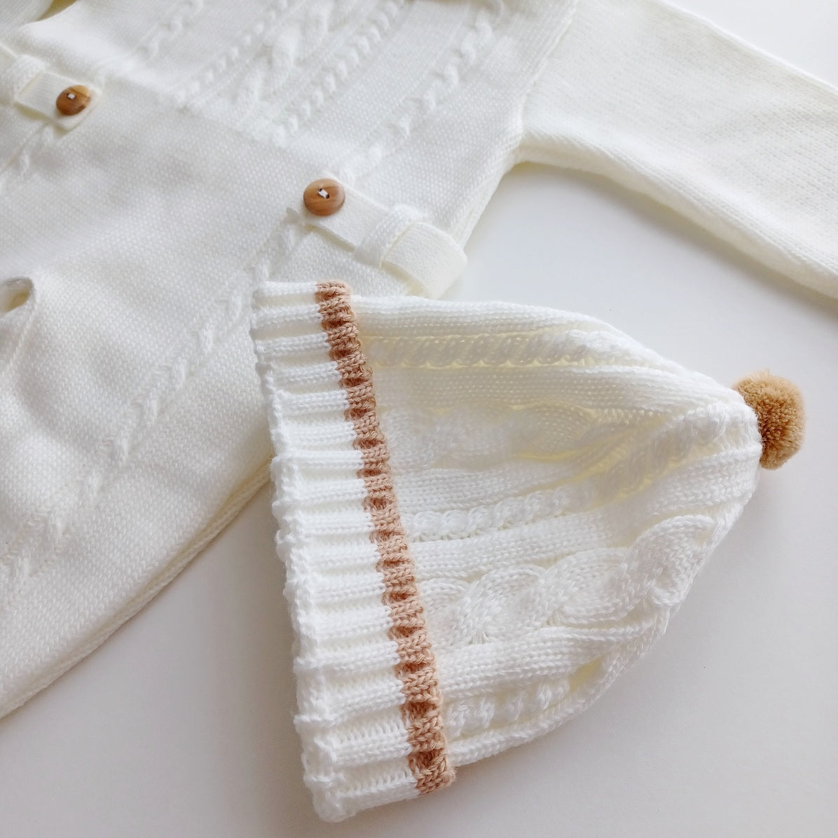 Ensemble Personnalisable grenouillère et bonnet en maille pour bébé. Adam, ivoire.