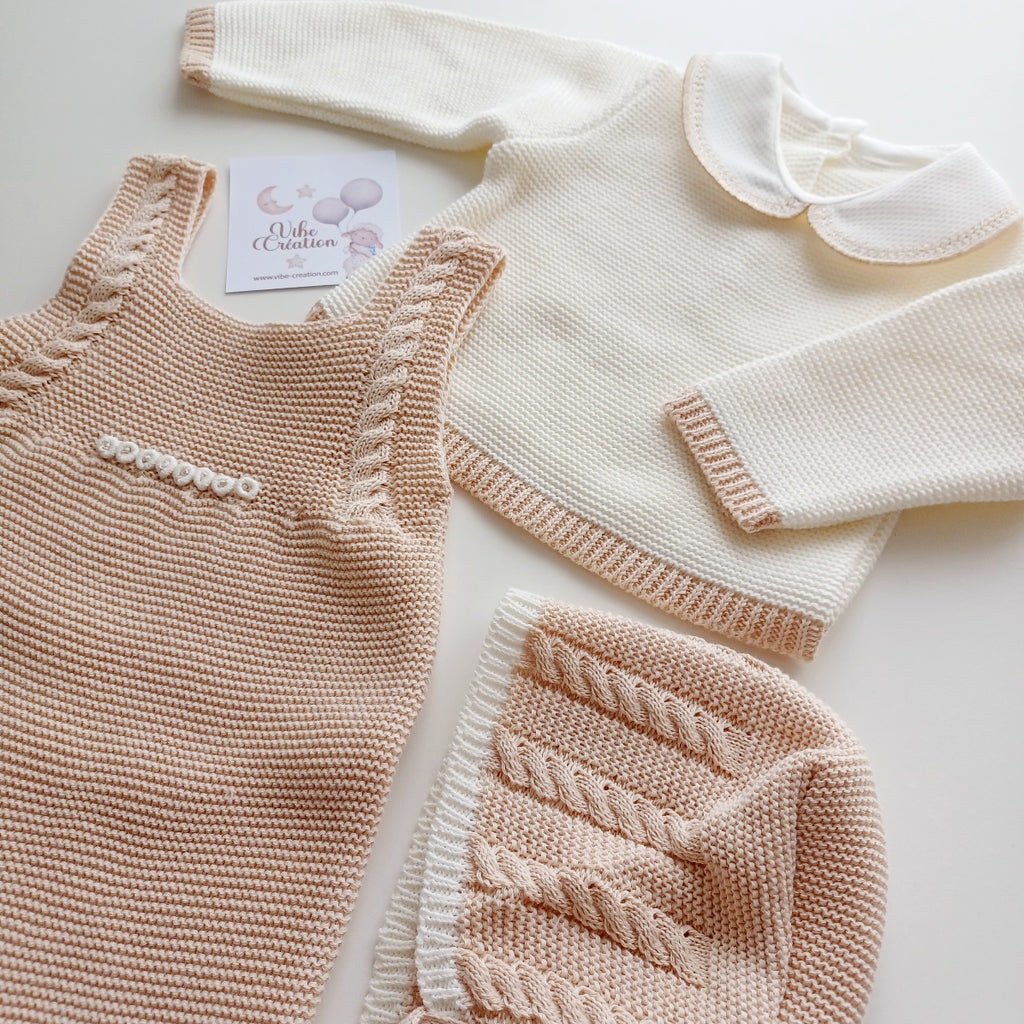Ensemble Personnalisable salopette longue, pull et bonnet en maille pour bébé. Tony, Beige-Crème