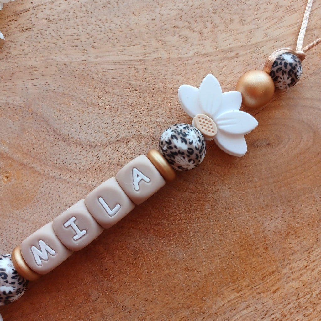 Attache Tétine Personnalisée Bébé – Fleur de Lotus et Perles Imprimés Félines | Cadeau Naissance. Mila