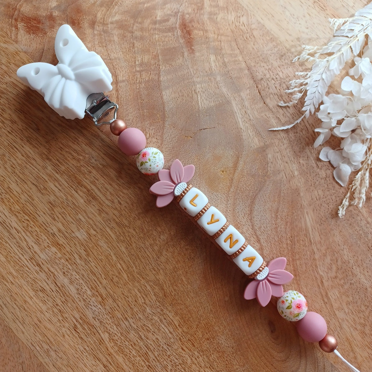 Attache tétine personnalisée avec prénom – Silicone sans BPA, douce et sécurisée . Lyna Papillon