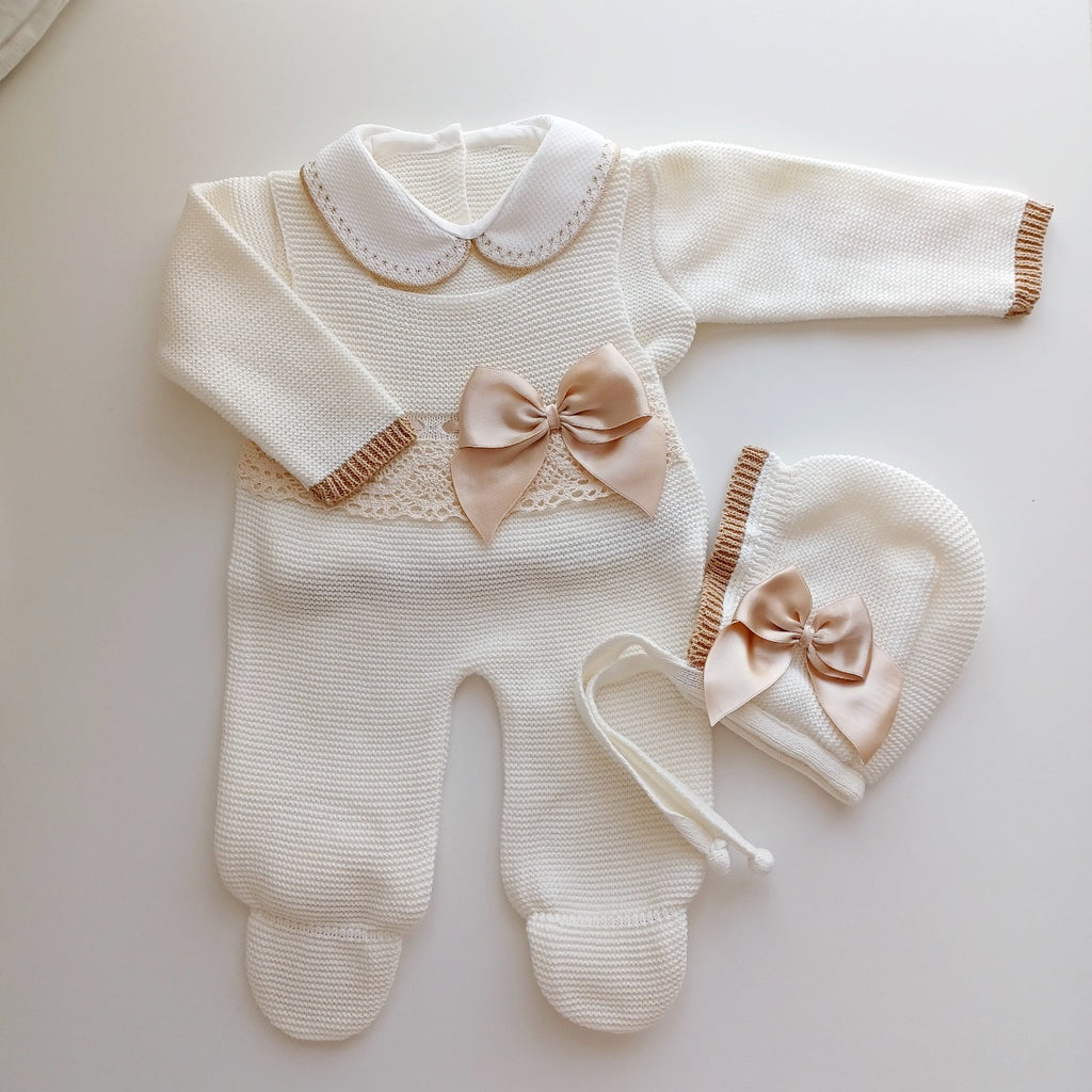 Ensemble Personnalisable salopette longue, pull et bonnet en maille pour bébé. Modèle Romy,  Ivoire- Camel