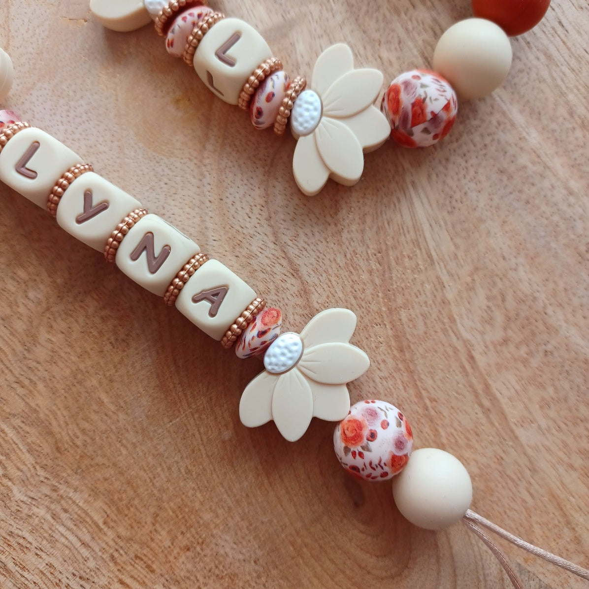 Attache tétine personnalisée avec prénom – Silicone sans BPA, douce et sécurisée . Lyna