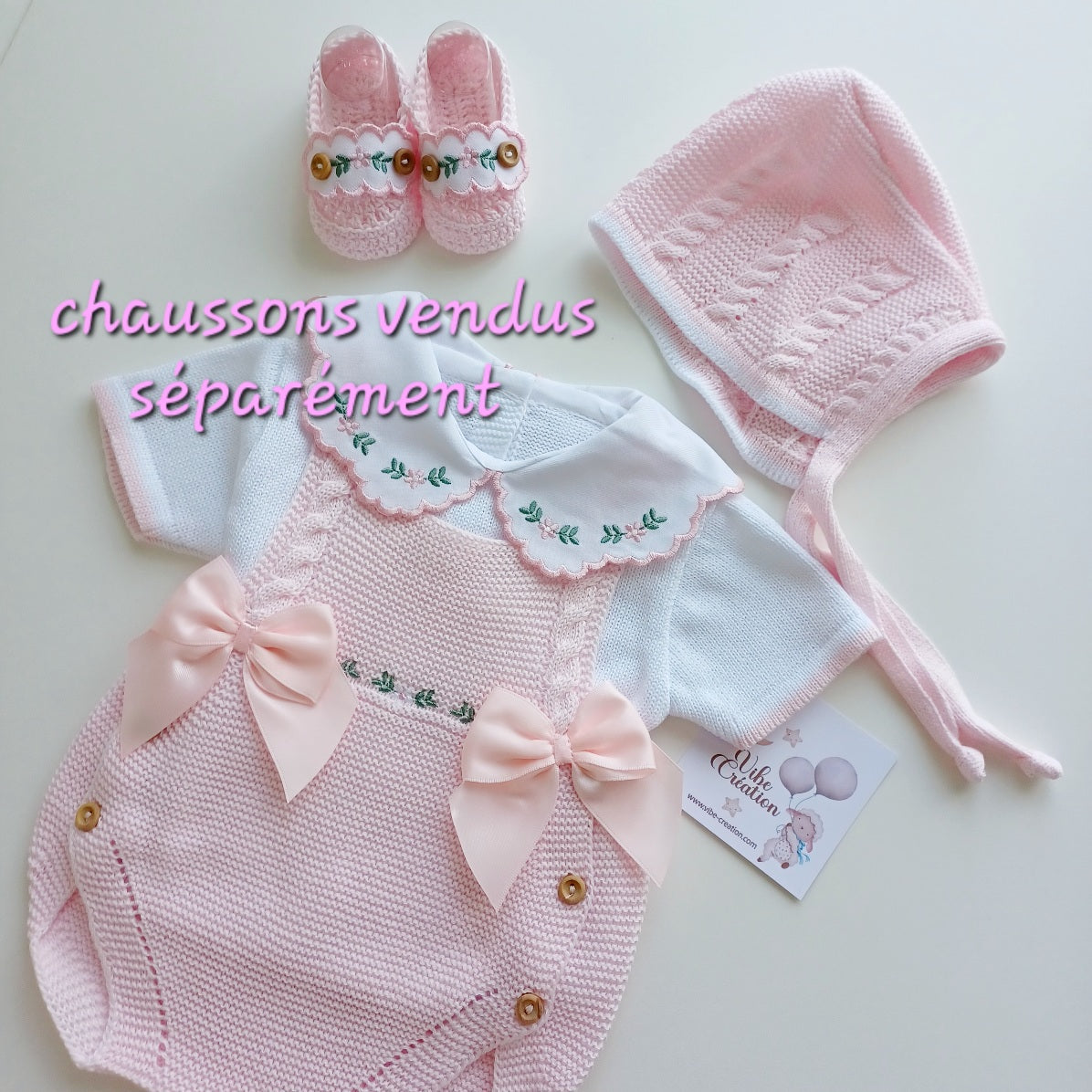 Ensemble Personnalisable salopette courte, pull et bonnet en maille pour bébé. Modèle Rose, Baby rose.
