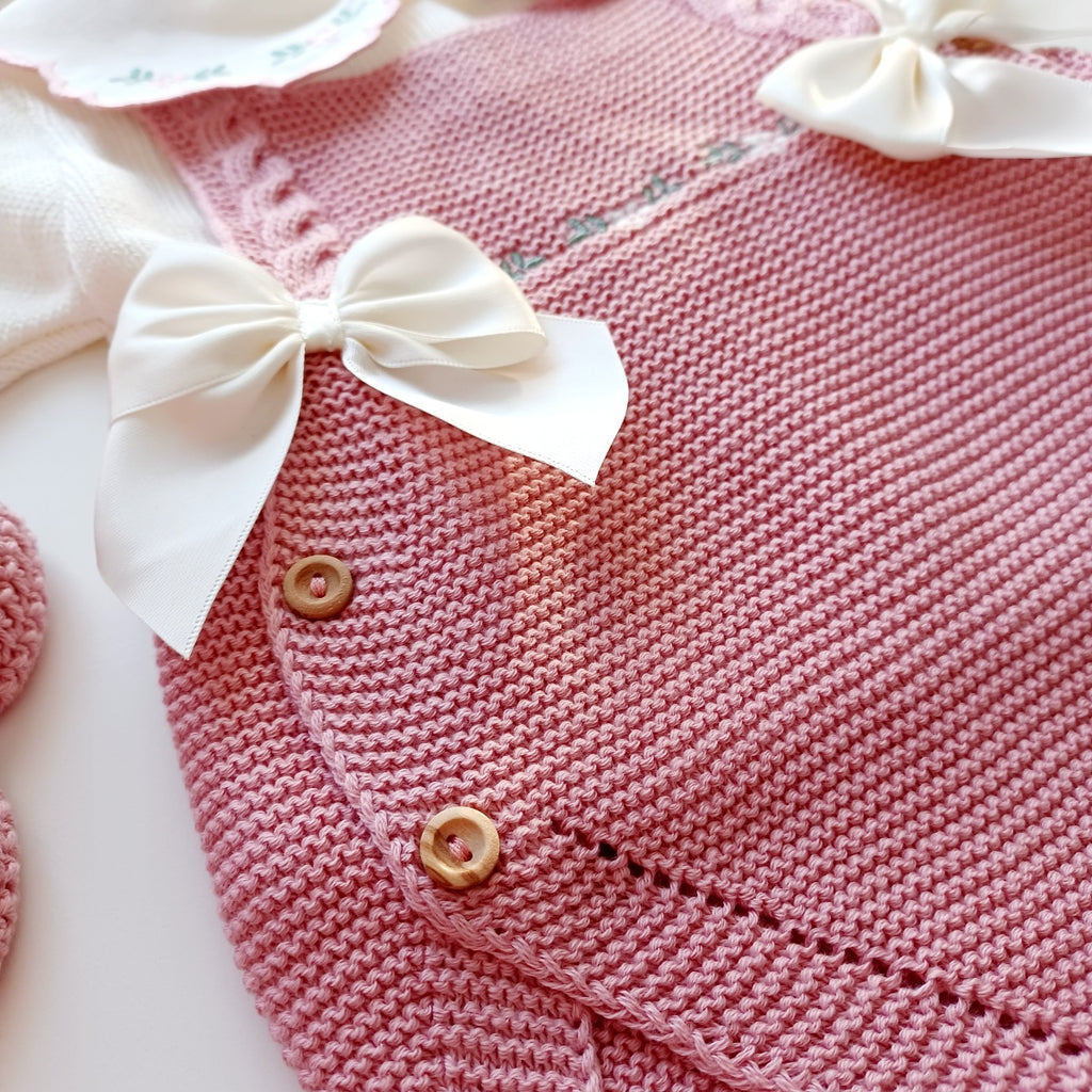 Ensemble Personnalisable salopette courte, pull et bonnet en maille pour bébé. Rose Vieux Rose-Ivoire