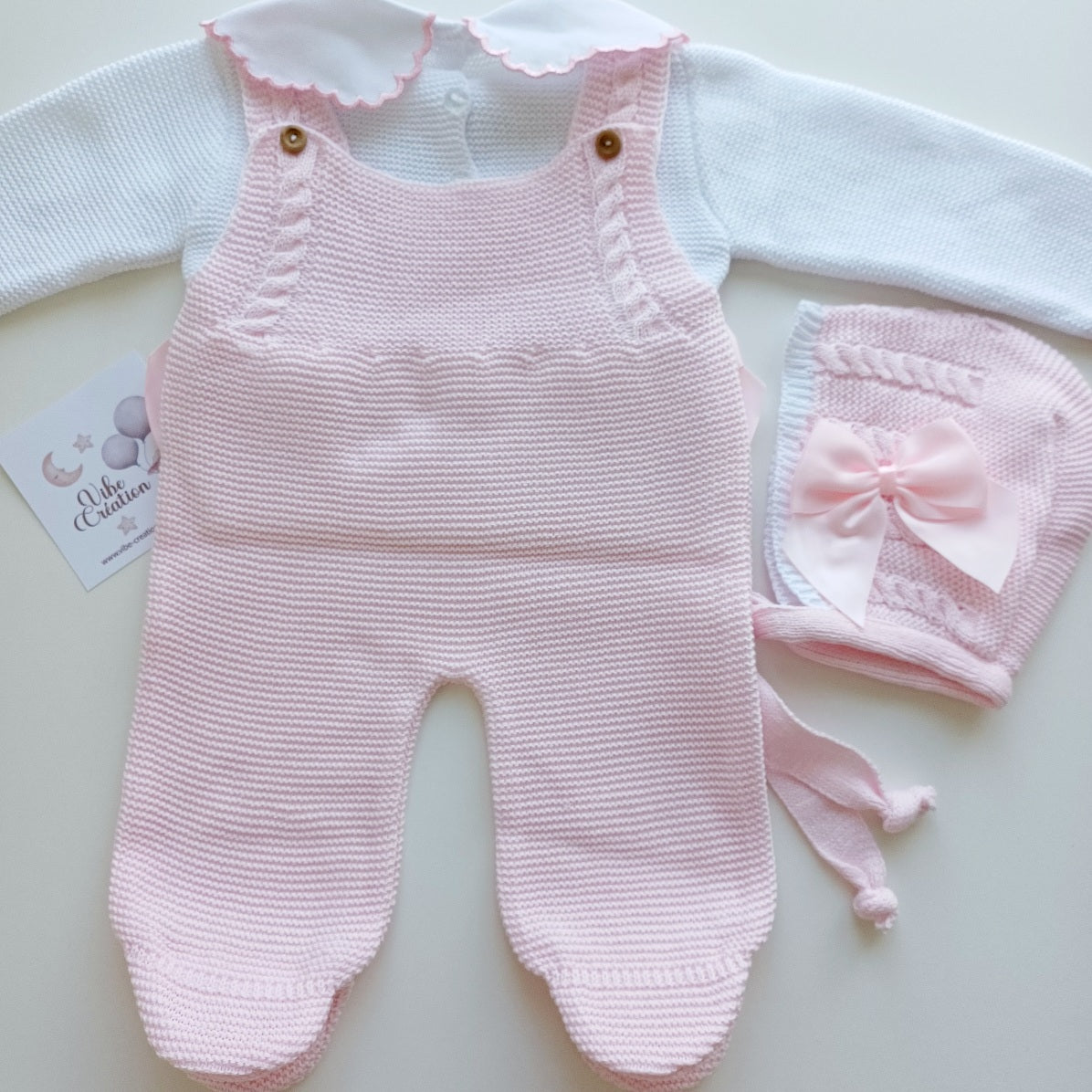 Ensemble Personnalisable salopette longue, pull et bonnet en maille pour bébé. Modèle Rose , Rose-blanc.
