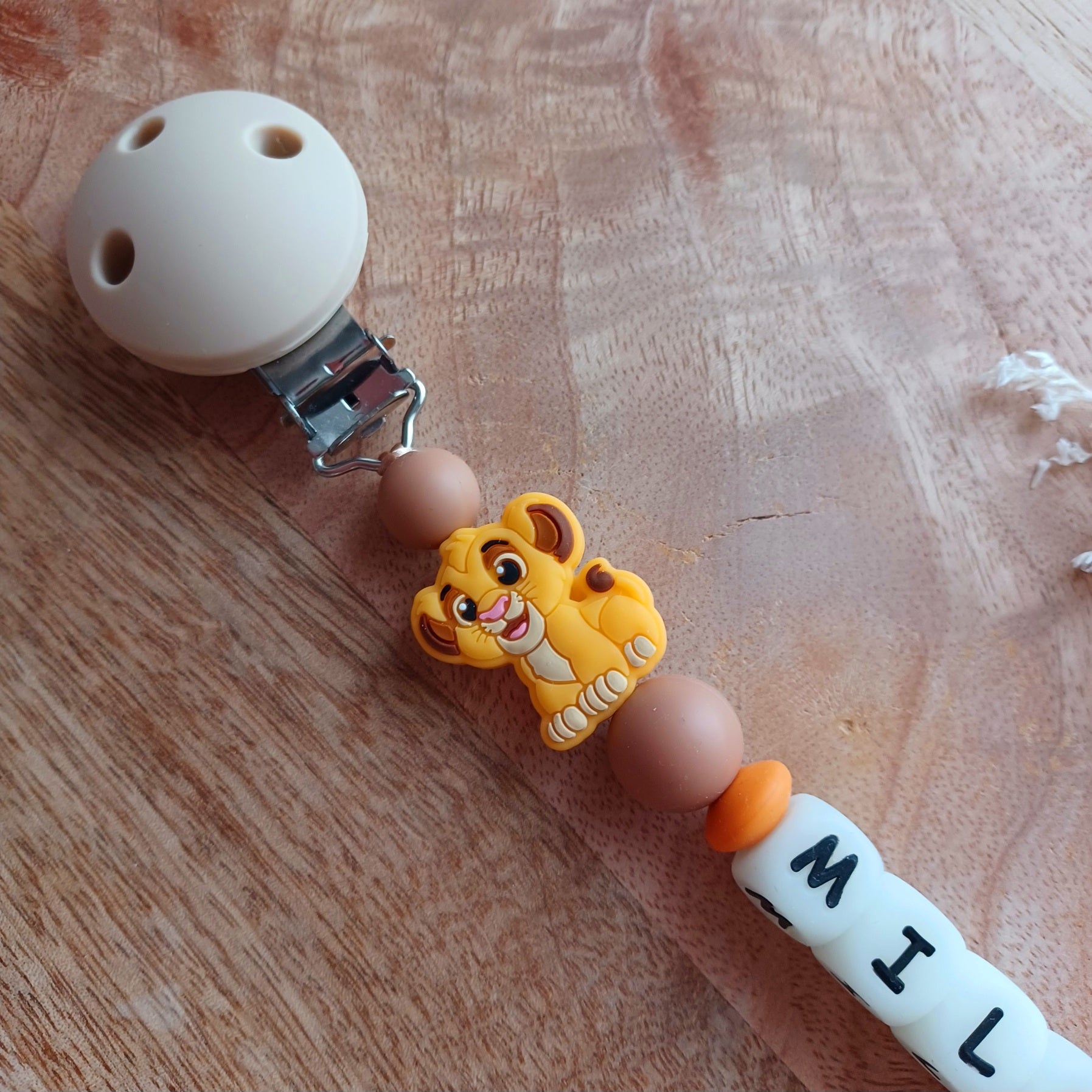 Attache tétine silicone, lion, blanc, marron, couronne. Milo