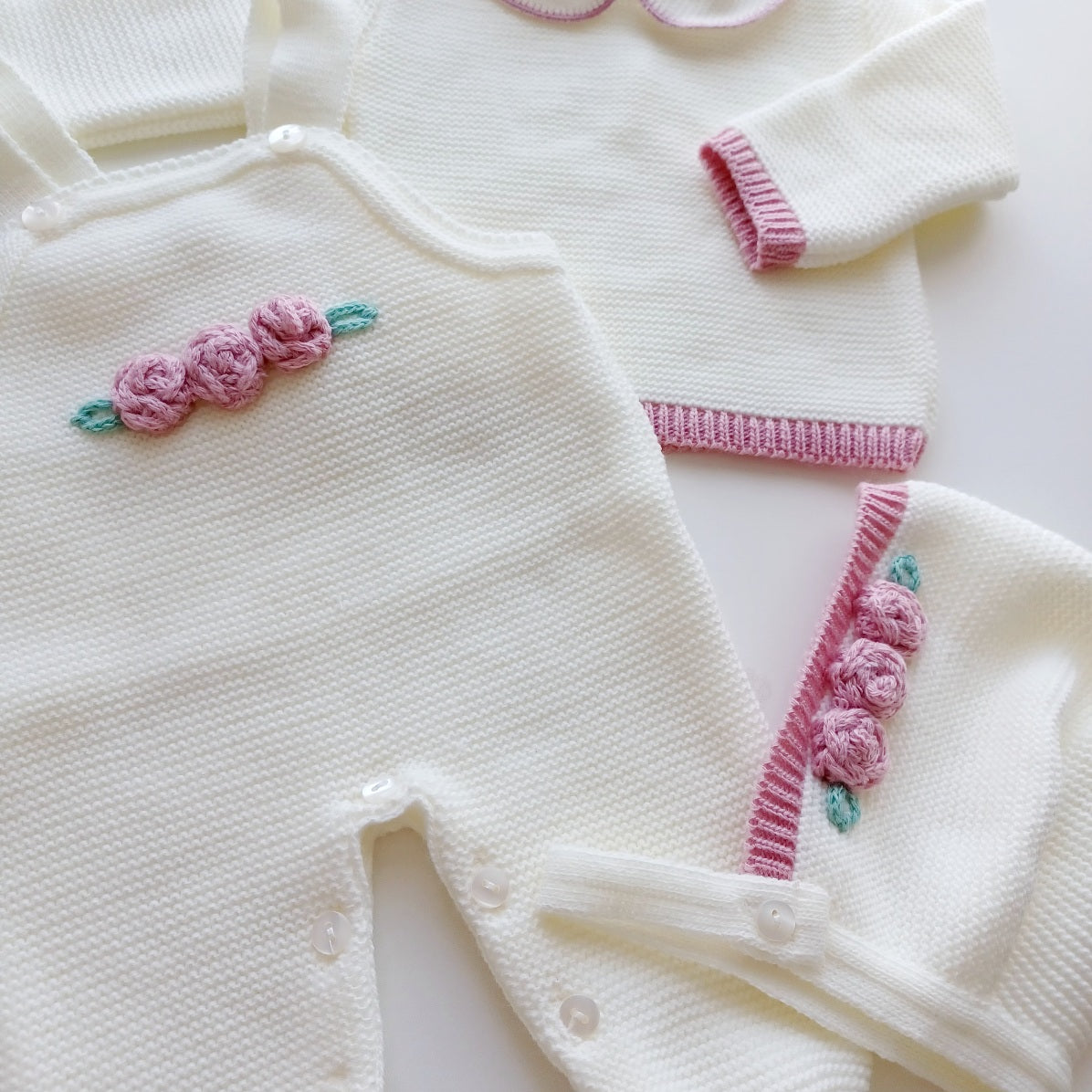 Ensemble Personnalisable salopette manches longues, pull et bonnet en maille pour bébé. Sarah Ivoire