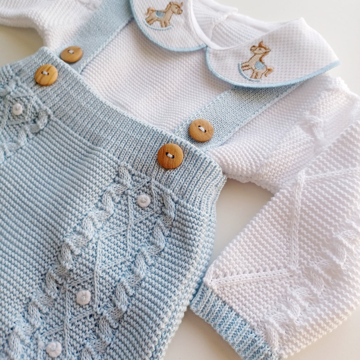 Ensemble Personnalisable salopette longue, pull et bonnet en maille pour bébé. Noah, Cheval bleu bébé