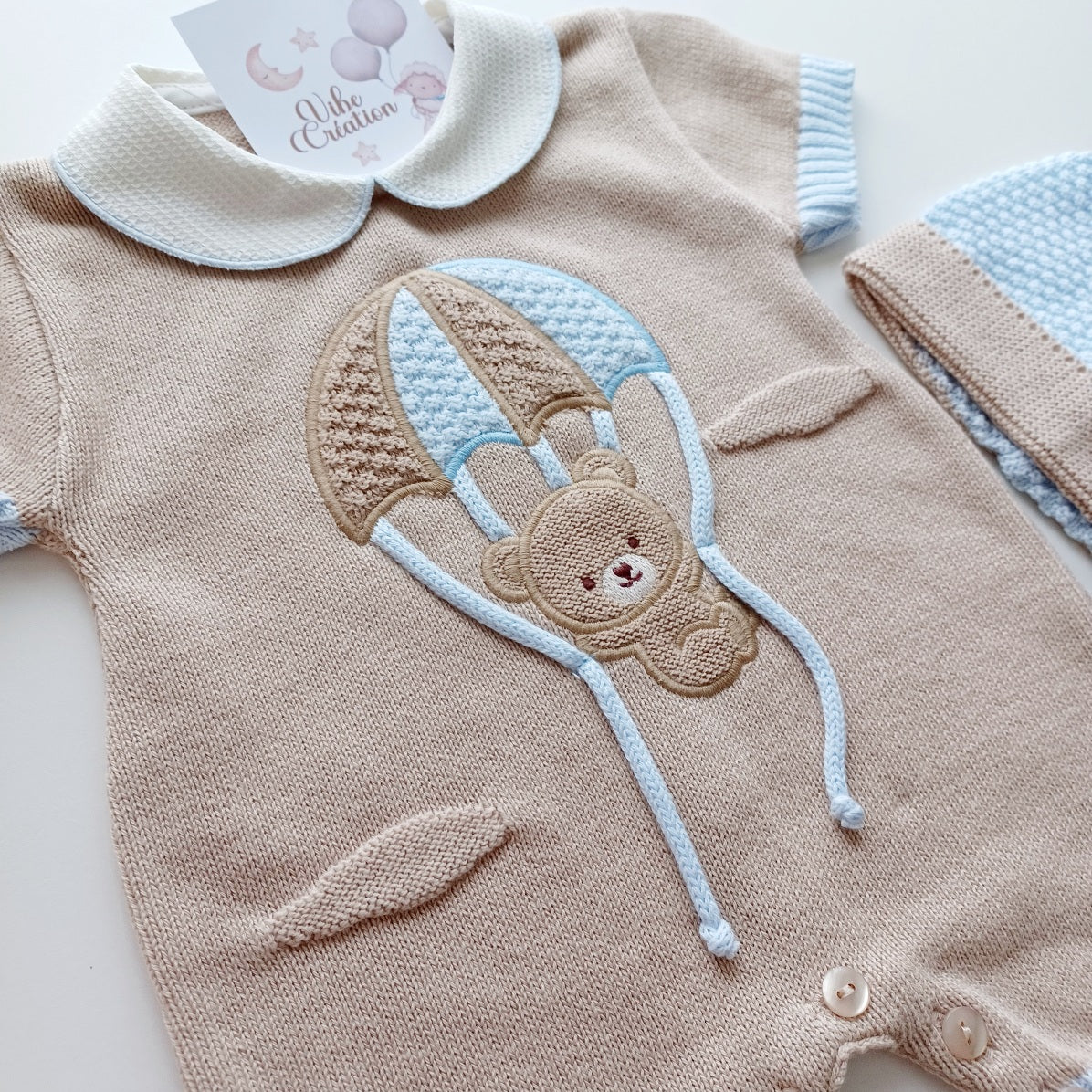 Ensemble Combinaison et bonnet en maille pour bébé. Ryan, beige et bleu pastel.