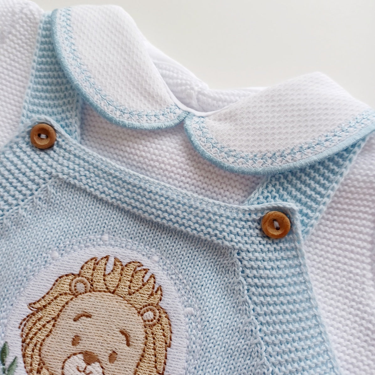 Ensemble Personnalisable salopette longue, pull et bonnet en maille pour bébé. Modèle Léo, Lion Bleu bébé