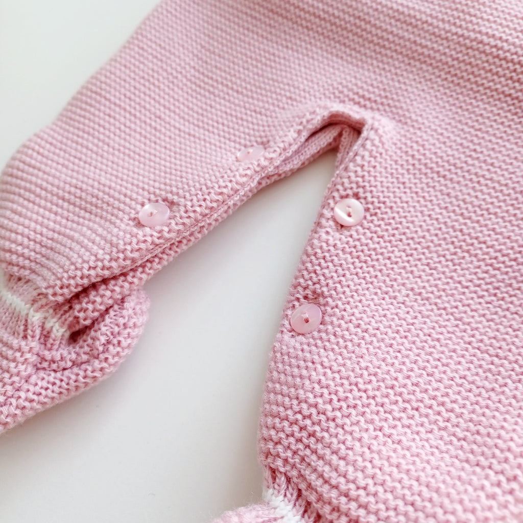 Ensemble salopette manches longues, pull et bonnet en maille pour bébé. Sarah Vieux Rose