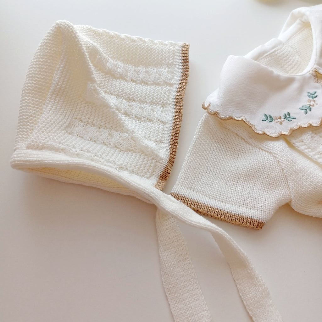 Ensemble Personnalisable salopette courte, pull et bonnet en maille pour bébé. Rose Ivoire-Camel