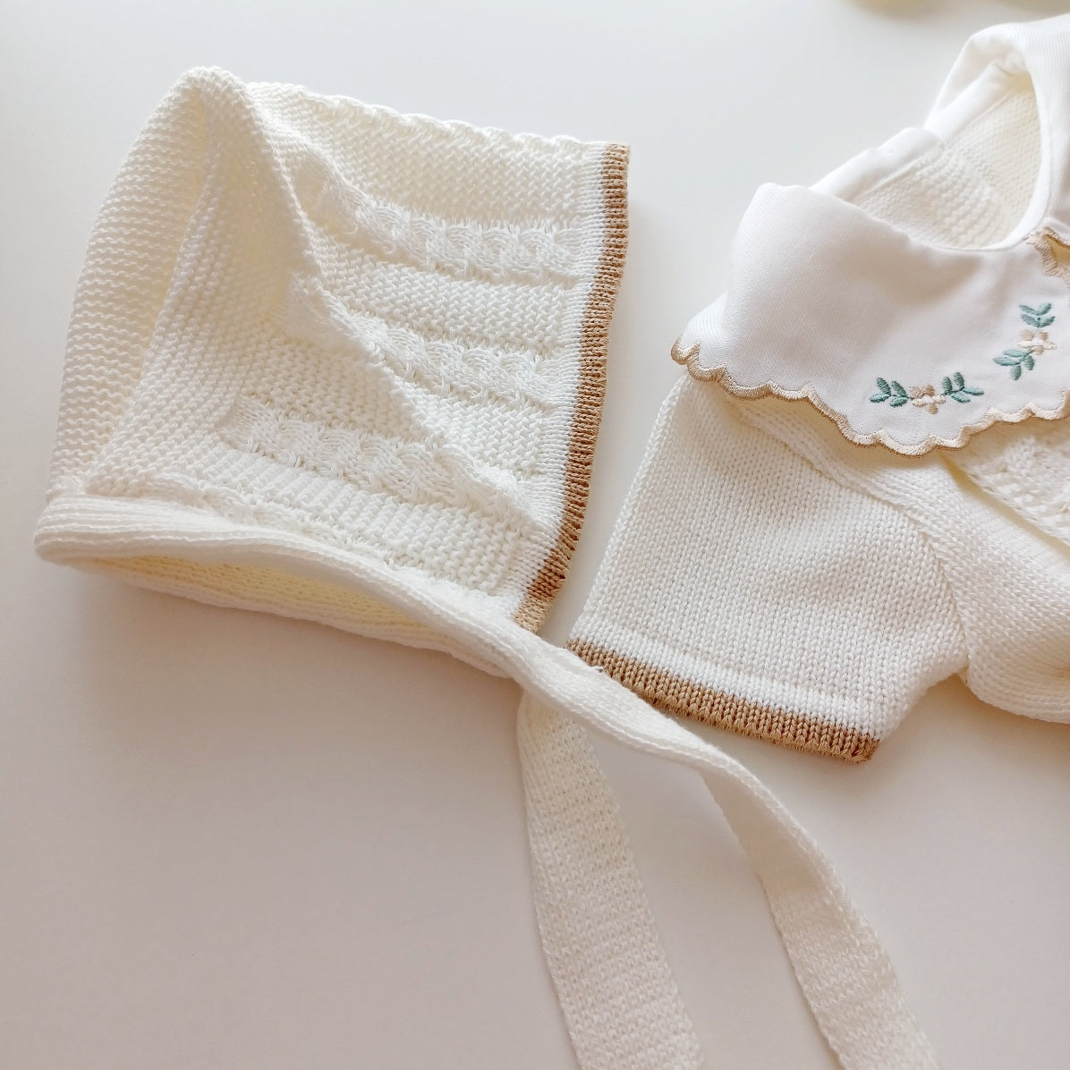 Ensemble Personnalisable salopette courte, pull et bonnet en maille pour bébé. Rose Ivoire-Camel