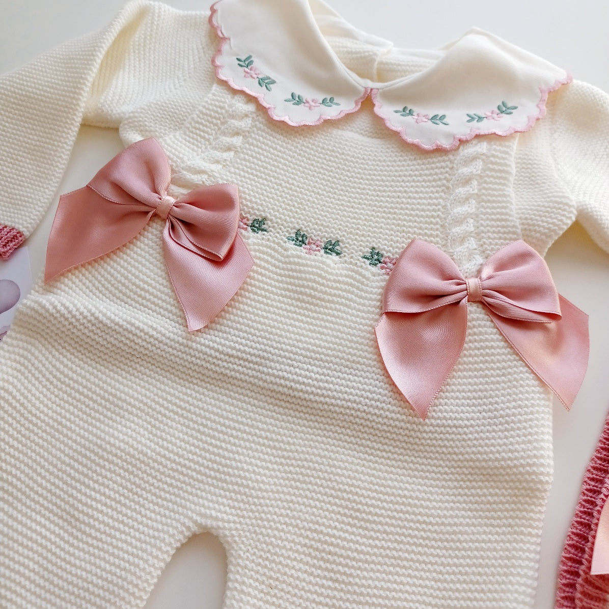 Ensemble Personnalisable salopette longue, pull et bonnet en maille pour bébé. Modèle Rose,  Ivoire- Rose poudré