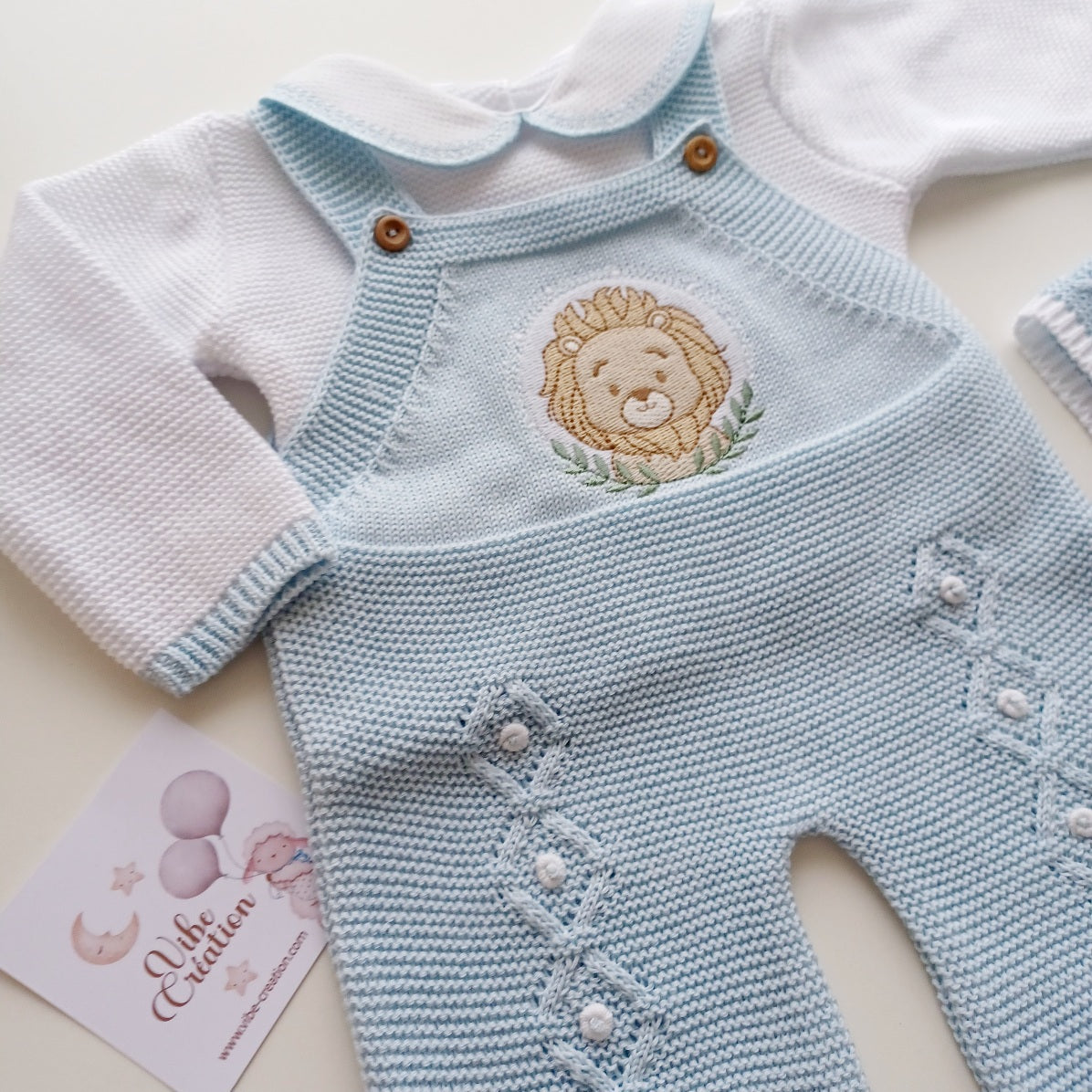 Ensemble Personnalisable salopette longue, pull et bonnet en maille pour bébé. Modèle Léo, Lion Bleu bébé