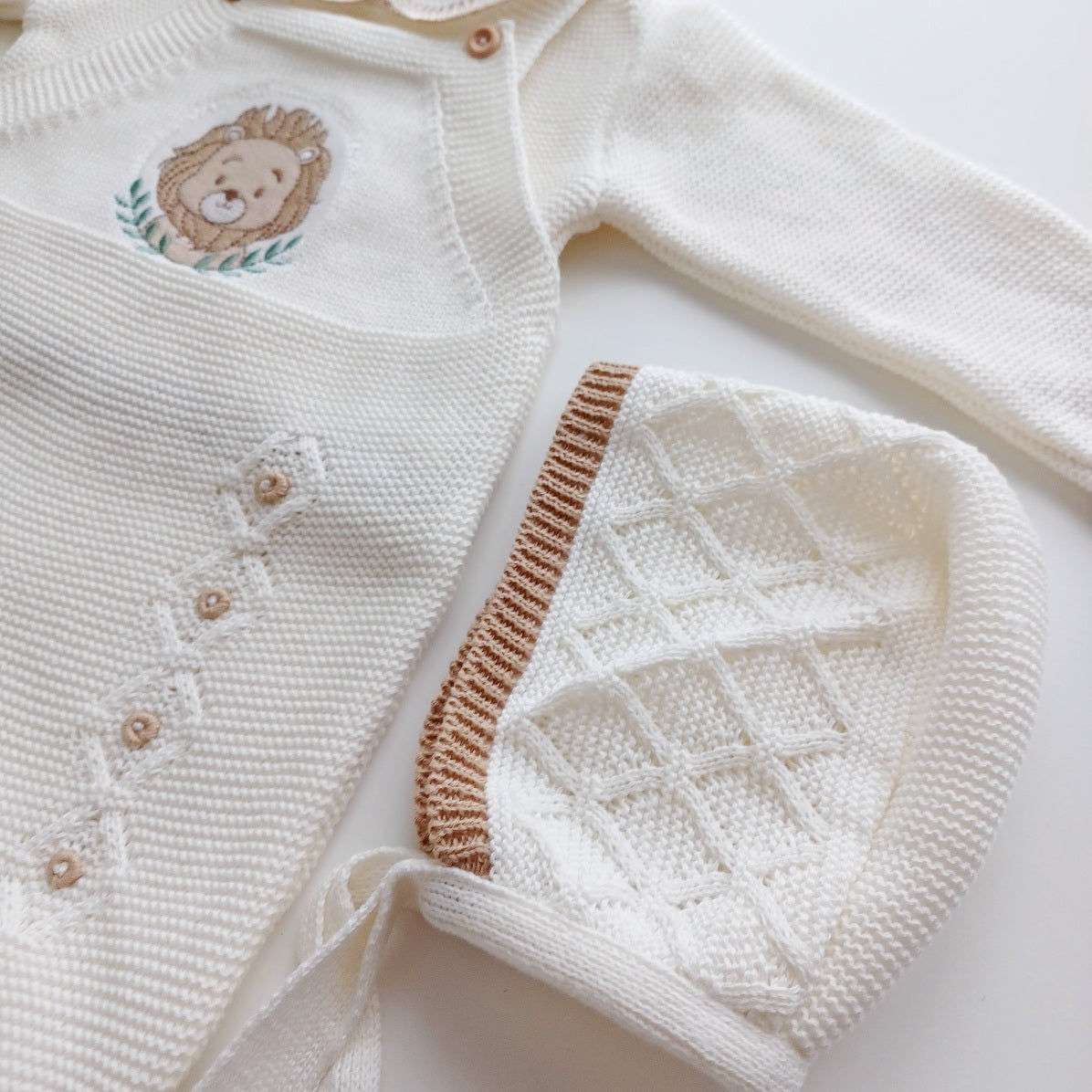 Ensemble Personnalisable salopette longue, pull et bonnet en maille pour bébé. Modèle Léo, Lion Ivoire
